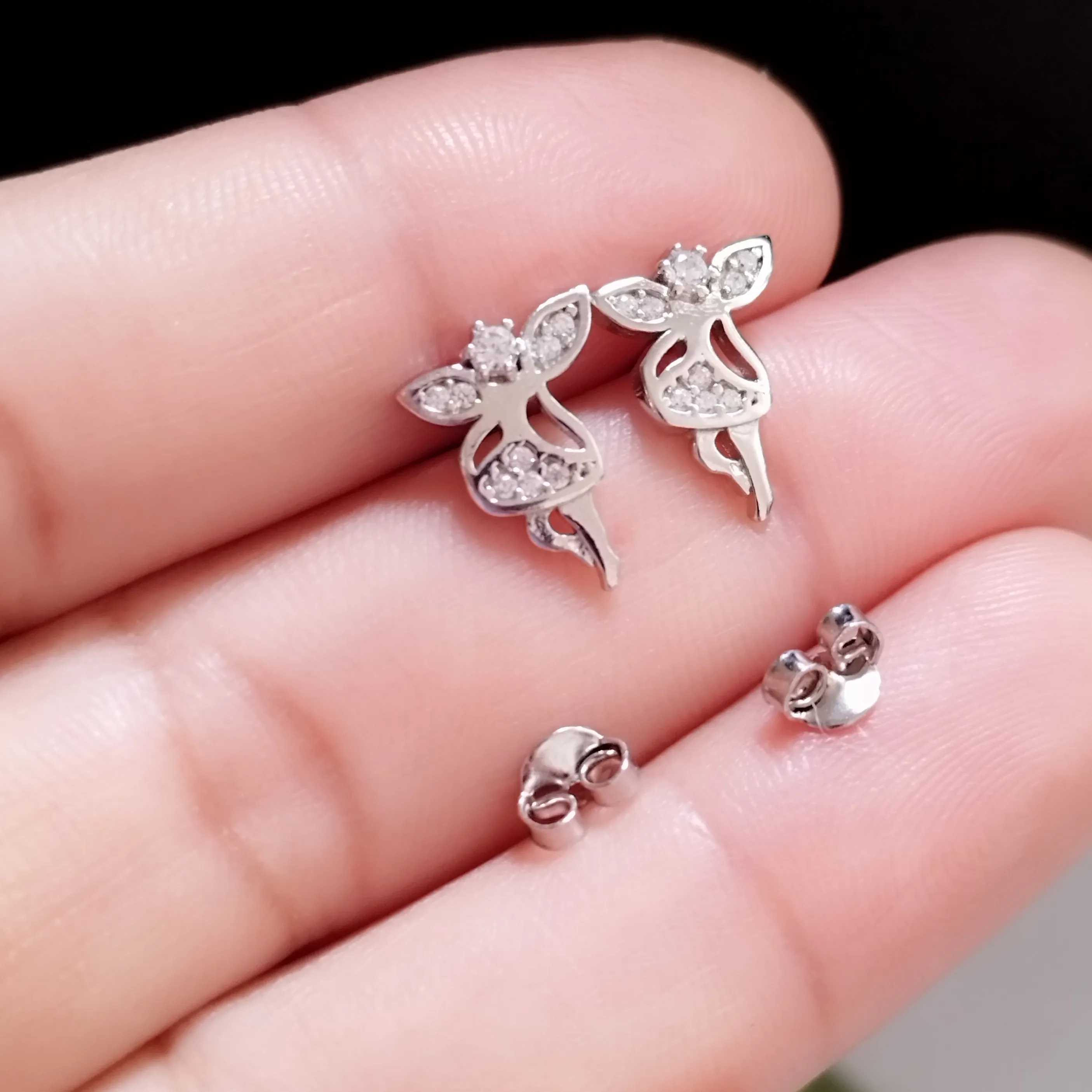 گوشواره نقره زنانه میخی عیار 925 طرح فرشته روکش طلا سفید برند BSJ silver