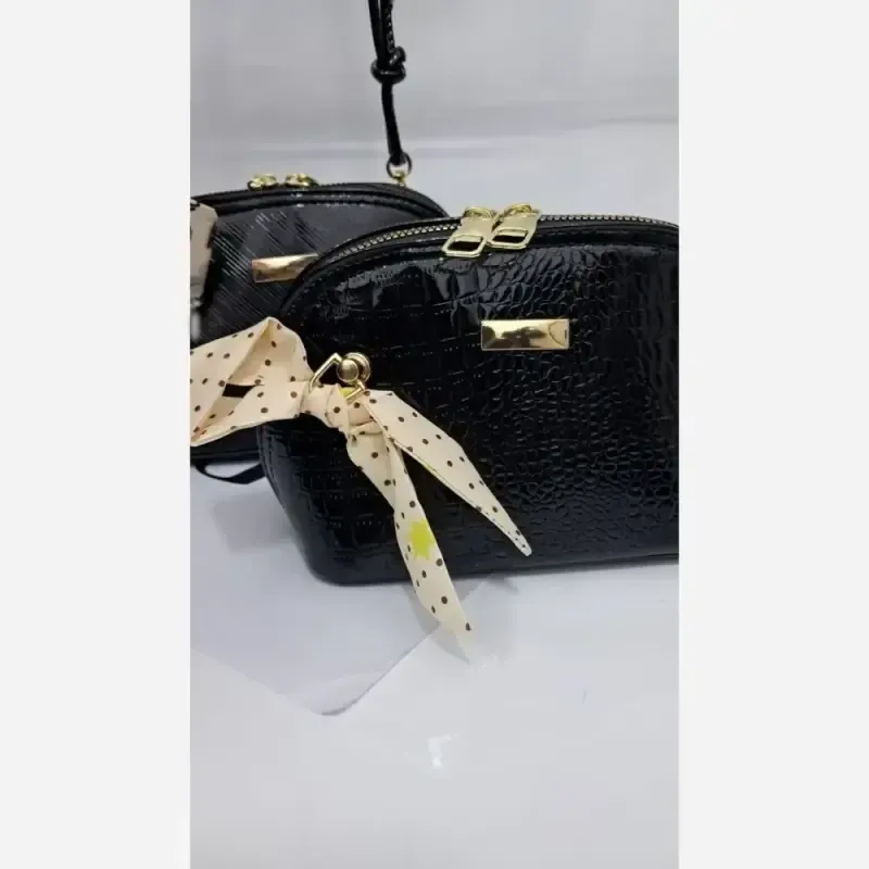 کیف دخترانه چرم ورنی مدل هایا سایز 20 در 12 با بند دوشی