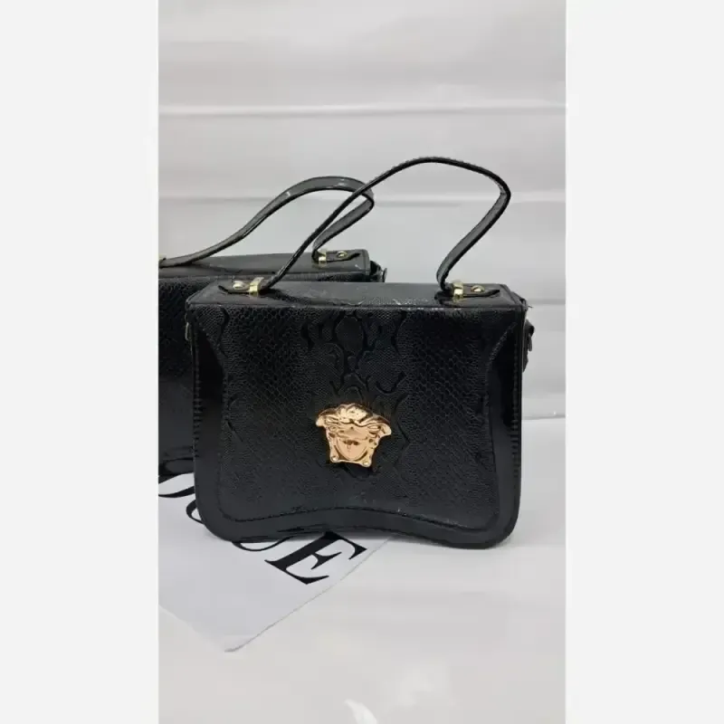 کیف ورساچ چرم ورنی خارجی مشکی سایز 25 در 25 با بند دوشی بلند