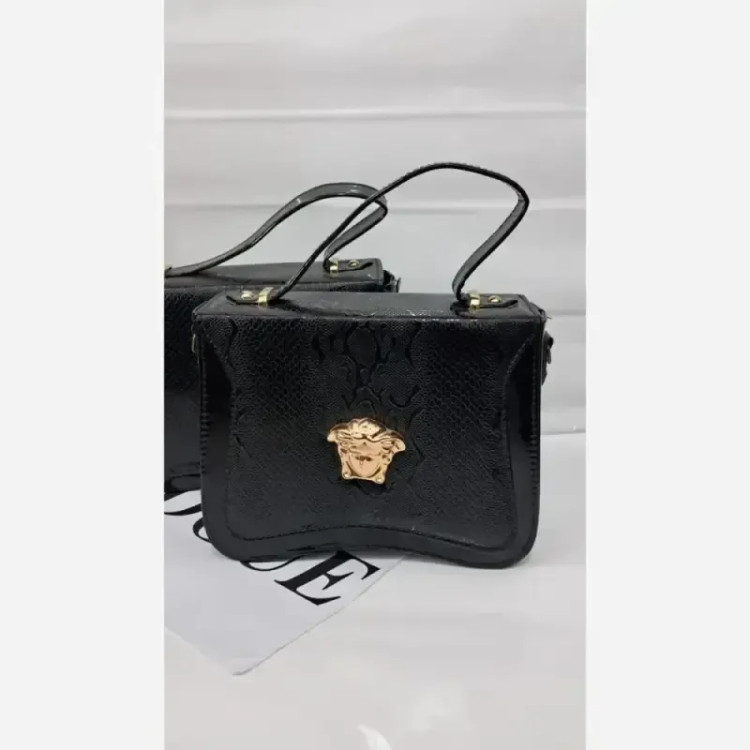 کیف ورساچ چرم ورنی خارجی مشکی سایز 25 در 25 با بند دوشی بلند