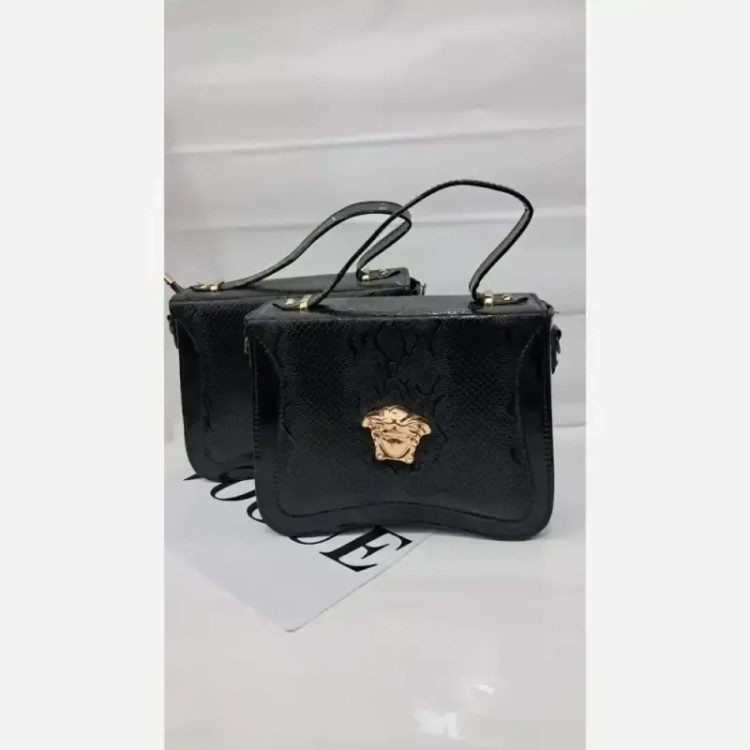 کیف ورساچ چرم ورنی خارجی مشکی سایز 25 در 25 با بند دوشی بلند