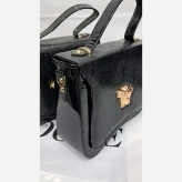 کیف ورساچ چرم ورنی خارجی مشکی سایز 25 در 25 با بند دوشی بلند