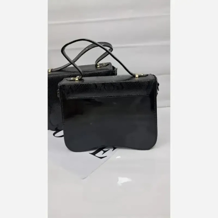 کیف ورساچ چرم ورنی خارجی مشکی سایز 25 در 25 با بند دوشی بلند