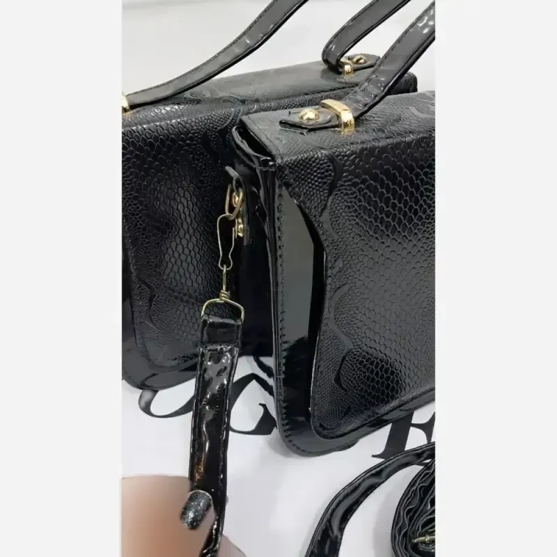 کیف ورساچ چرم ورنی خارجی مشکی سایز 25 در 25 با بند دوشی بلند