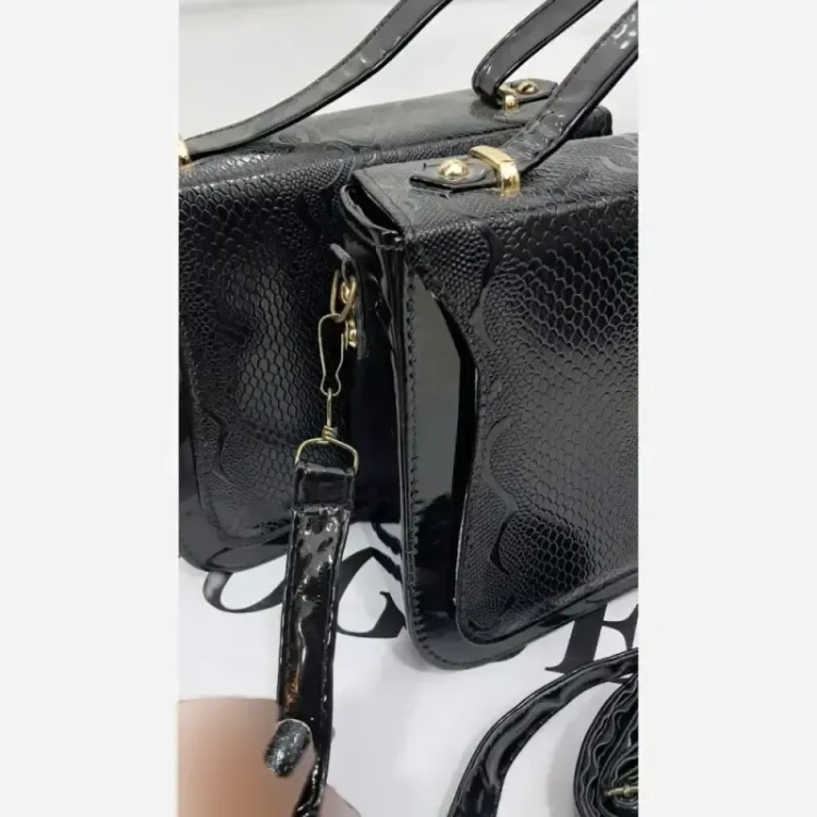 کیف ورساچ چرم ورنی خارجی مشکی سایز 25 در 25 با بند دوشی بلند
