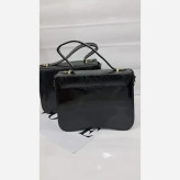 کیف ورساچ چرم ورنی خارجی مشکی سایز 25 در 25 با بند دوشی بلند