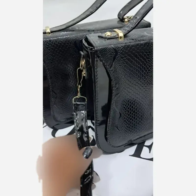 کیف ورساچ چرم ورنی خارجی مشکی سایز 25 در 25 با بند دوشی بلند