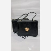 کیف ورساچ چرم ورنی خارجی مشکی سایز 25 در 25 با بند دوشی بلند
