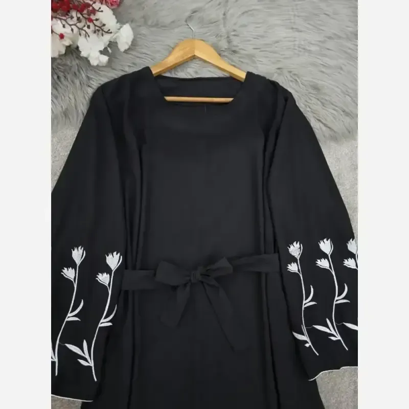 پیراهن عبایی گلدوزی شده مدل گل لاله جنس الیزه مشکی رنگ