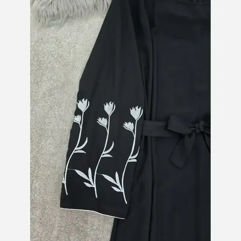 پیراهن عبایی گلدوزی شده مدل گل لاله جنس الیزه مشکی رنگ
