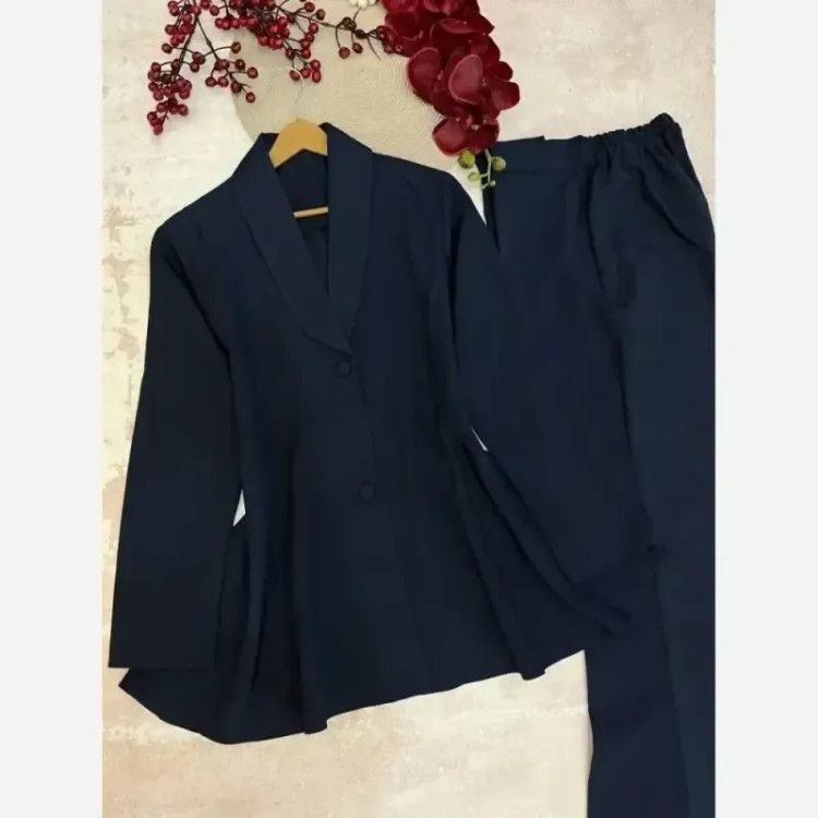 کت و شلوار زنانه کرپ بزایاق مدل ژیلا رنگ مشکی و سورمهای سایز 1 و 2