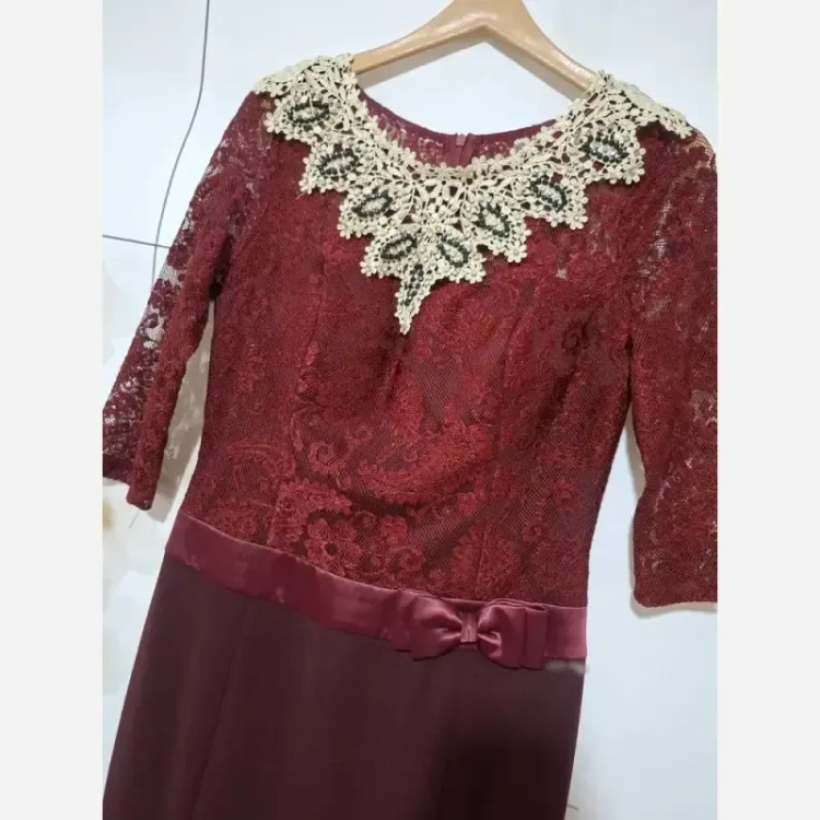 ماکسی مجلسی کرپ کش و دانتل آستین سه ربع کاپ دار