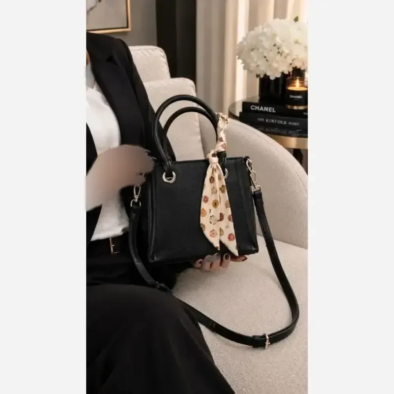 کیف دستی و دوشی چرم مشکی سایز 18 در 18 با بند بلند