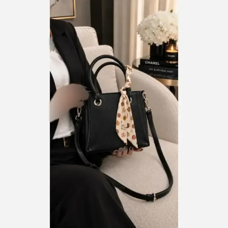 کیف دستی و دوشی چرم مشکی سایز 18 در 18 با بند بلند