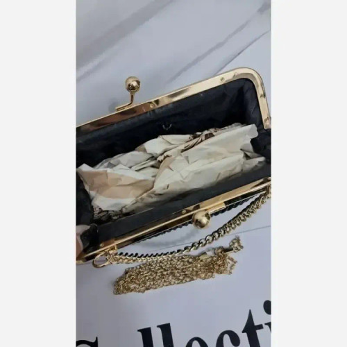 کیف اسپورت چرم مشکی ابعاد 18 در 12 بند دوشی