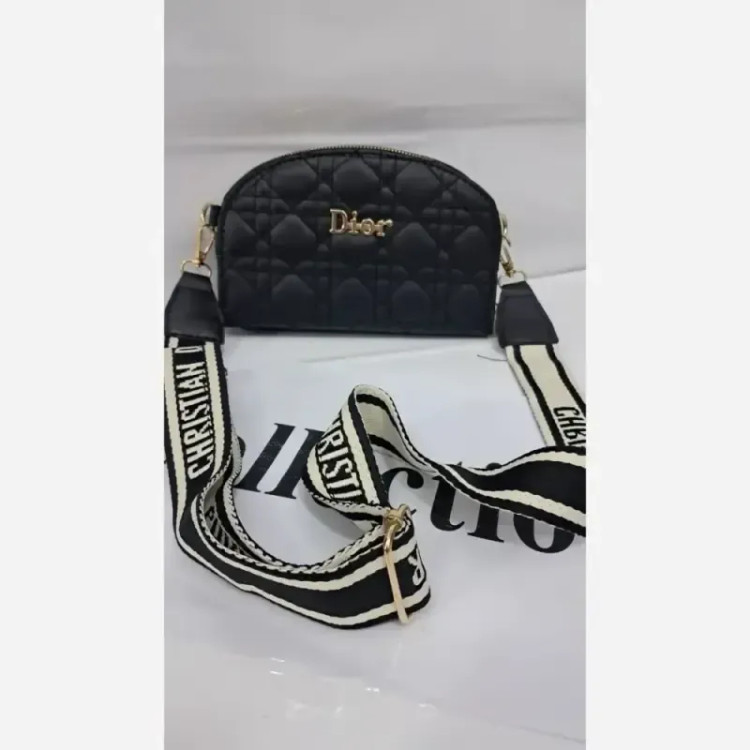 کیف اسپورت چرم مشکی ابعاد 18 در 12 بند دوشی