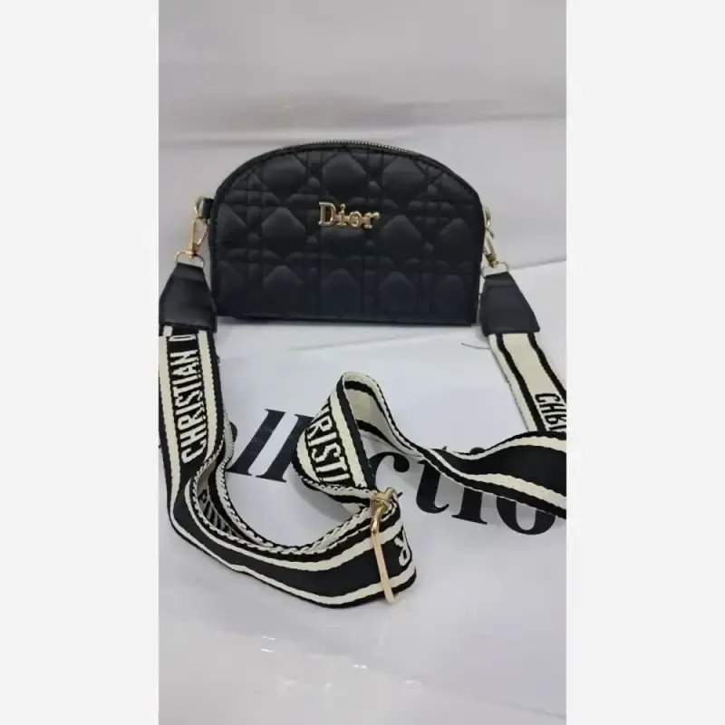 کیف اسپورت چرم مشکی ابعاد 18 در 12 بند دوشی