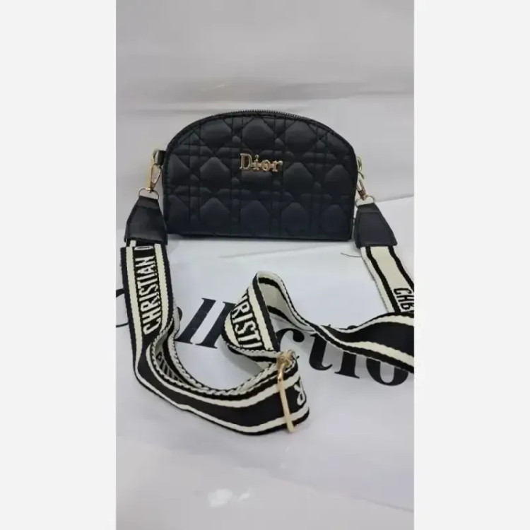کیف اسپورت چرم مشکی ابعاد 18 در 12 بند دوشی