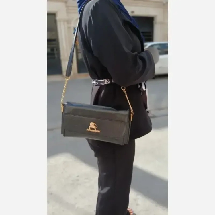 کیف دوشی ماندانا چرم خارجی مشکی سایز 25 در 15 با بند دوشی بلند