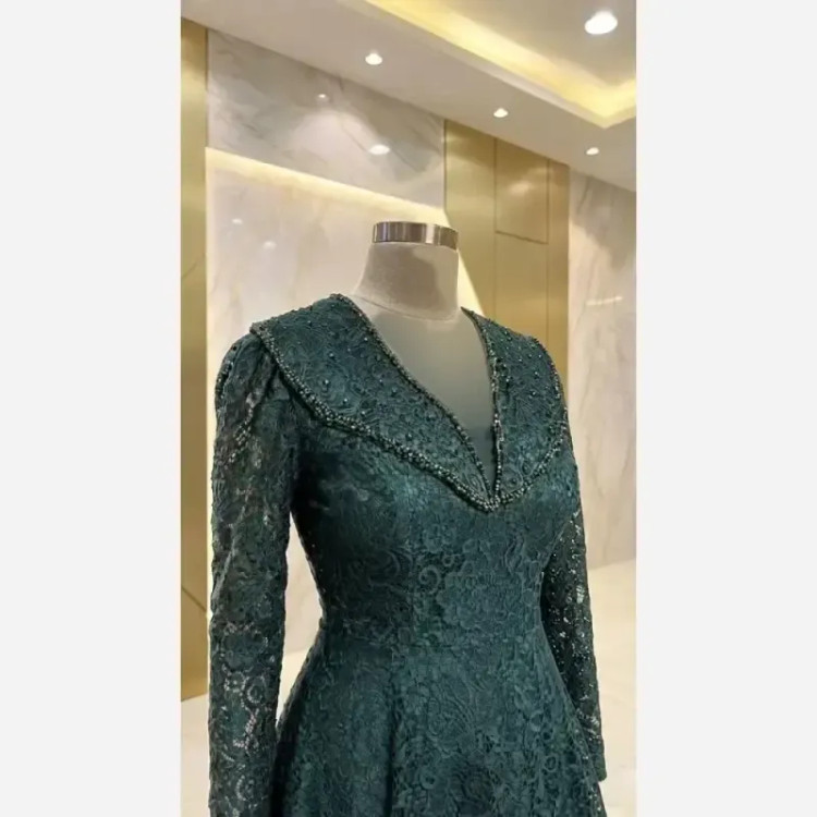 لباس مجلسی زنانه مدل سایه سنگدوزی شده جنس دانتل درجه یک کاپدار و استردار رنگ مشکی و سبز سایز بزرگ