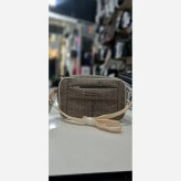 کیف مدل نیایش چرم طرح کنفی رنگ مشکی و کرم سایز 15 در 20 دارای بند دوشی