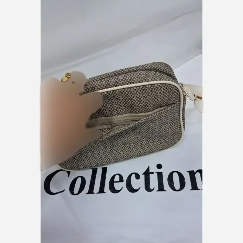 کیف مدل نیایش چرم طرح کنفی رنگ مشکی و کرم سایز 15 در 20 دارای بند دوشی