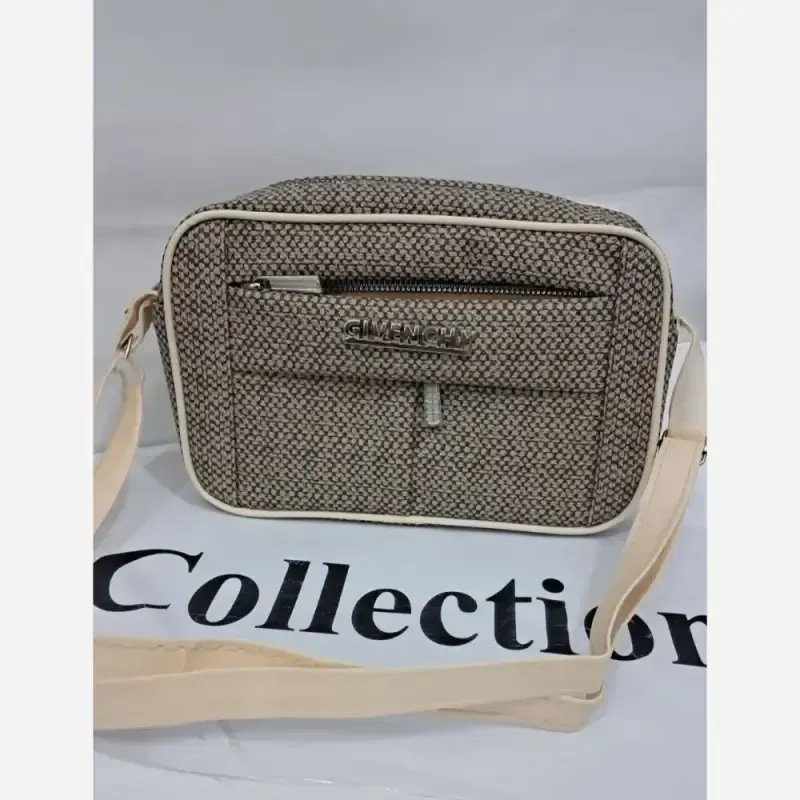 کیف مدل نیایش چرم طرح کنفی رنگ مشکی و کرم سایز 15 در 20 دارای بند دوشی