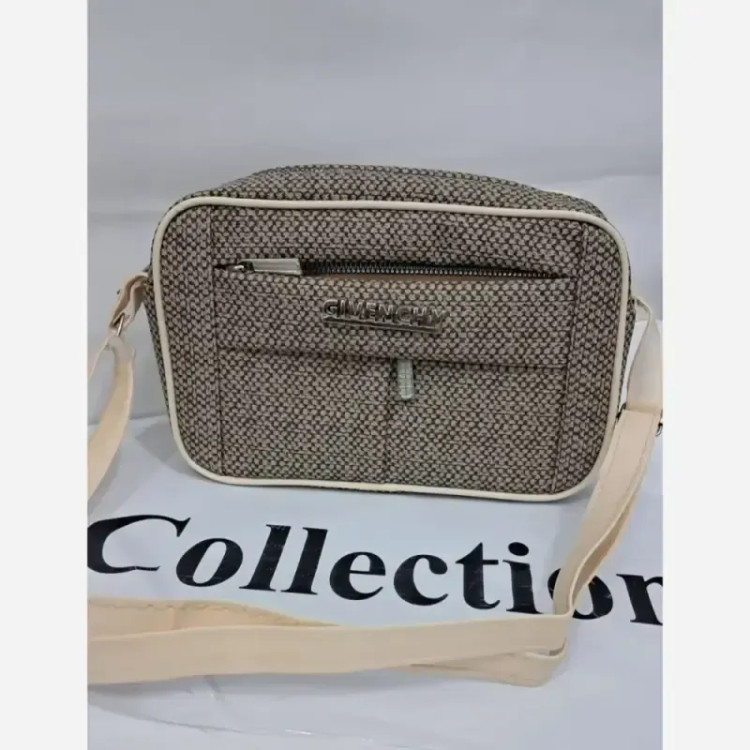کیف مدل نیایش چرم طرح کنفی رنگ مشکی و کرم سایز 15 در 20 دارای بند دوشی