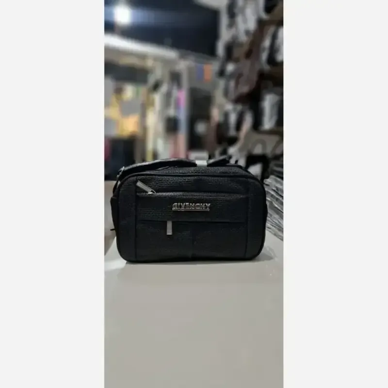 کیف مدل نیایش چرم طرح کنفی رنگ مشکی و کرم سایز 15 در 20 دارای بند دوشی