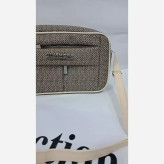 کیف مدل نیایش چرم طرح کنفی رنگ مشکی و کرم سایز 15 در 20 دارای بند دوشی