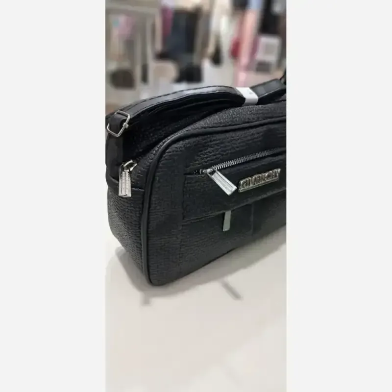 کیف مدل نیایش چرم طرح کنفی رنگ مشکی و کرم سایز 15 در 20 دارای بند دوشی