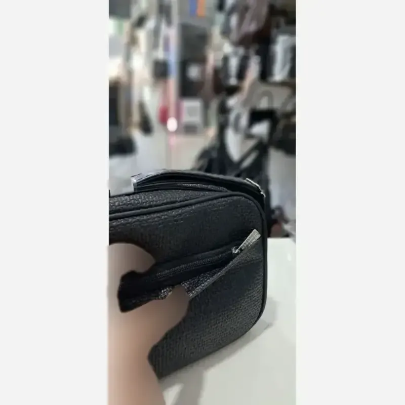 کیف مدل نیایش چرم طرح کنفی رنگ مشکی و کرم سایز 15 در 20 دارای بند دوشی