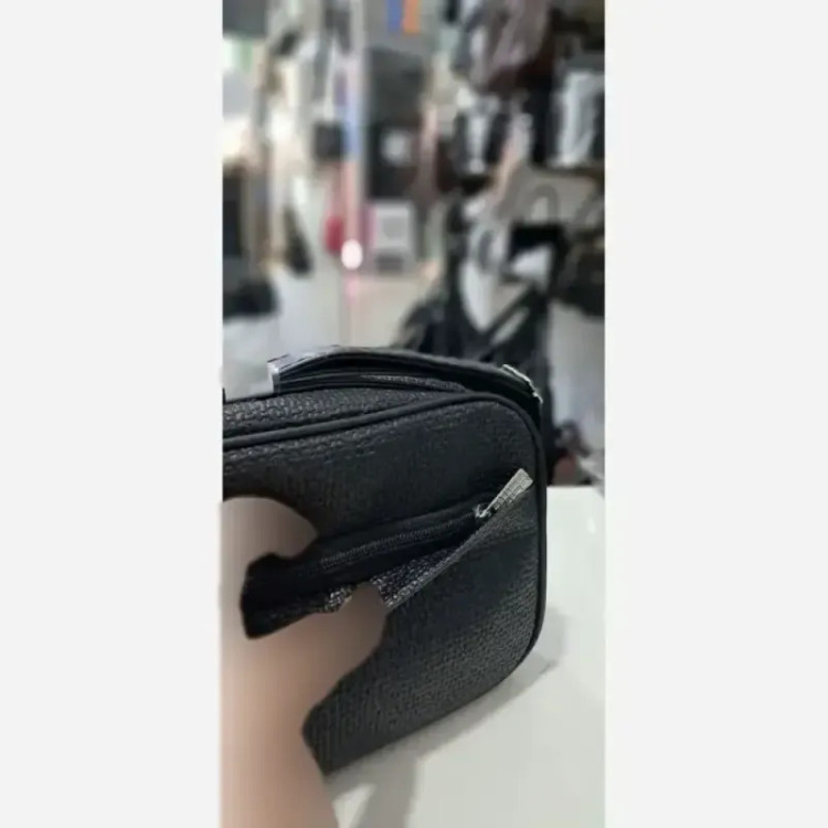 کیف مدل نیایش چرم طرح کنفی رنگ مشکی و کرم سایز 15 در 20 دارای بند دوشی