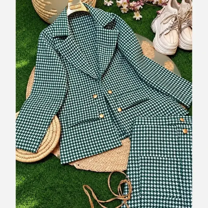 کت ودامن پاییزه مرجانه جنس پیچازی پاییزه اعلا رنگ قرمز و سبز سایز فری 38 تا 46