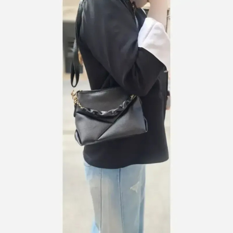کیف زنانه مدل elin چرم شرانگ رنگ مشکی سایز 18 در 15 سانتیمتر