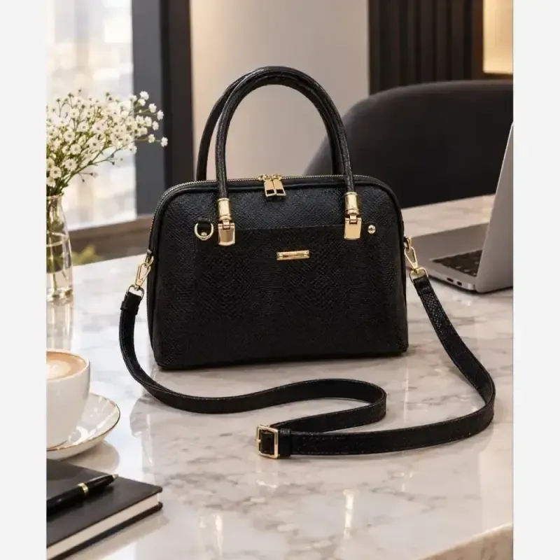 کیف دستی و دوشی چرم ورنی مشکی سایز متوسط با بند دوشی بلند