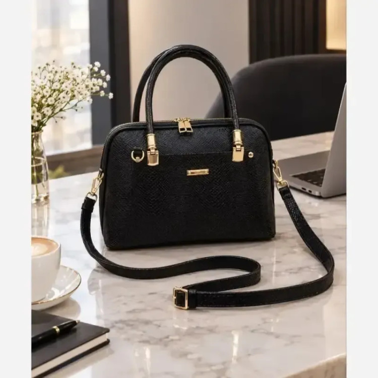 کیف دستی و دوشی چرم ورنی مشکی سایز متوسط با بند دوشی بلند